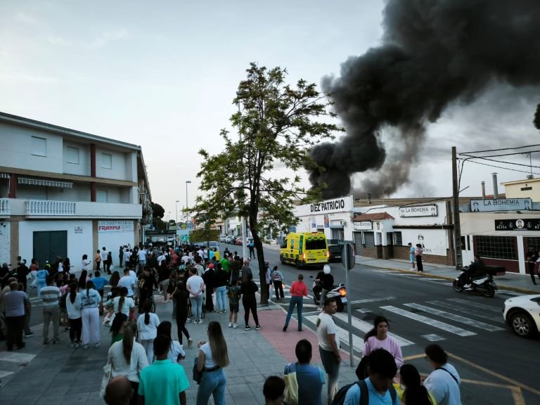 Afectados un bebé y tres adultos en dos incendios en Punta Umbría e Isla Cristina