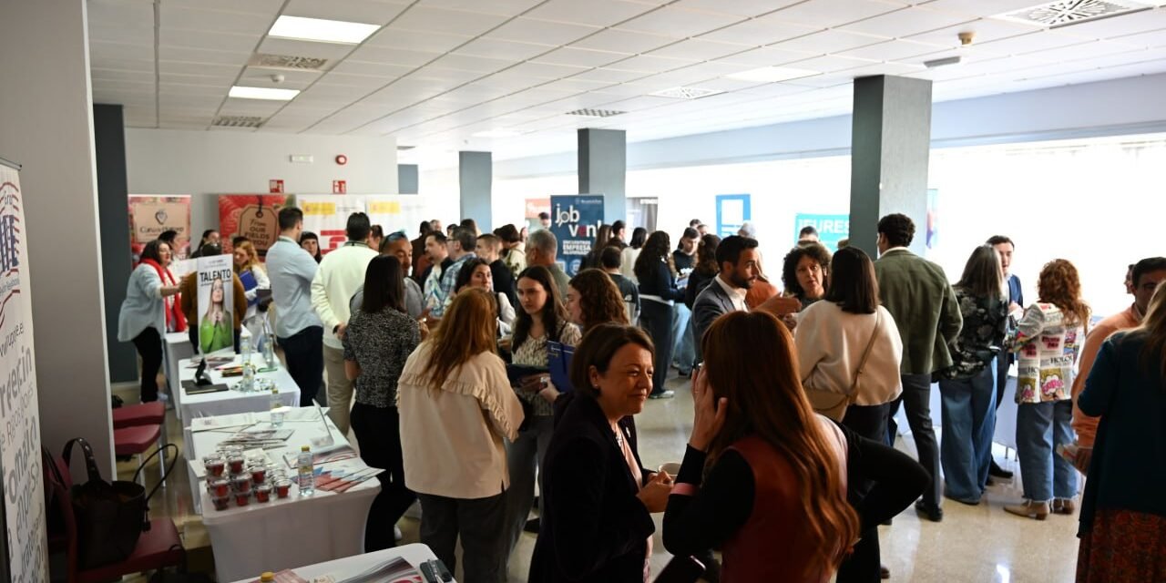 La UHU conecta a su estudiantado con el sector público y privado para impulsar su inserción laboral