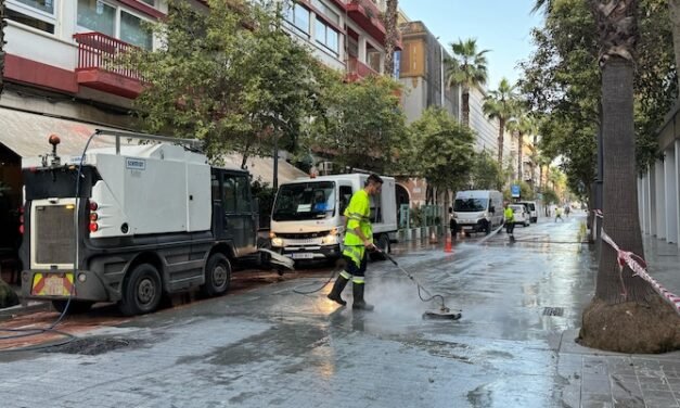 Arranca el dispositivo para limpiar de cera las calles del centro