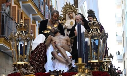 La procesión de la Santa Cruz, en imágenes