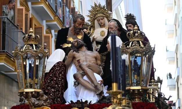 La procesión de la Santa Cruz, en imágenes