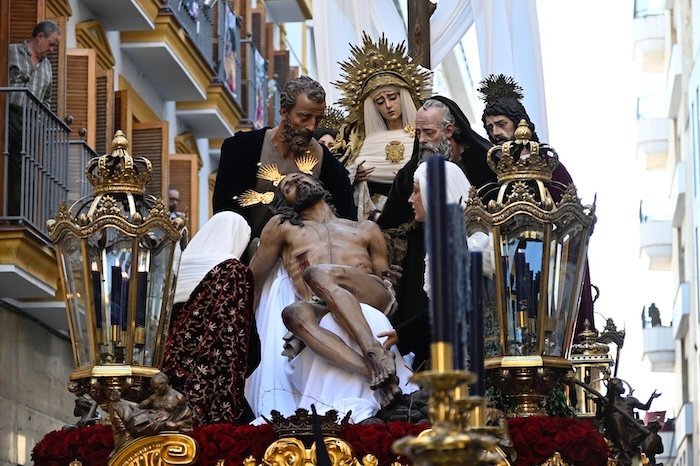 La procesión de la Santa Cruz, en imágenes