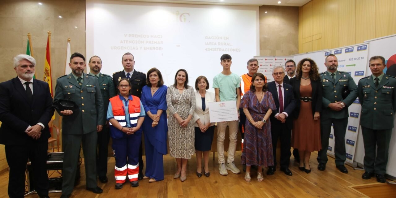 El colegio de Médicos de Huelva reconoce al pueblo de Adamuz y a los primeros intervinientes