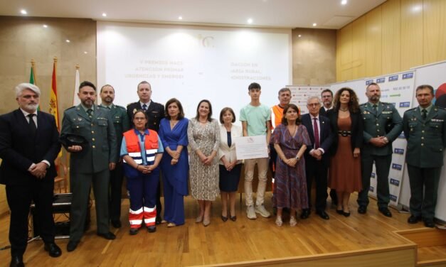 El colegio de Médicos de Huelva reconoce al pueblo de Adamuz y a los primeros intervinientes