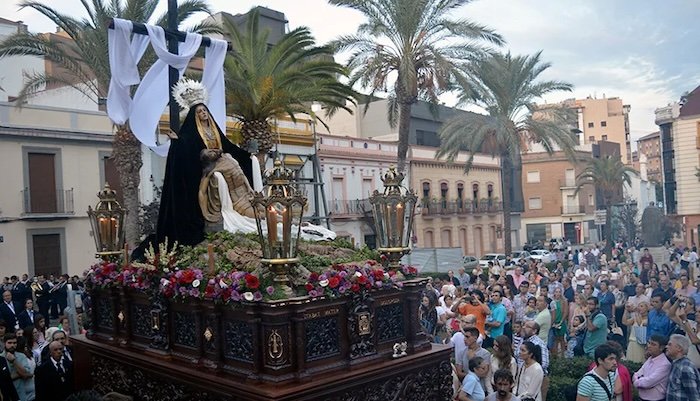 El paso de las Angustias busca costaleros en mitad del recorrido