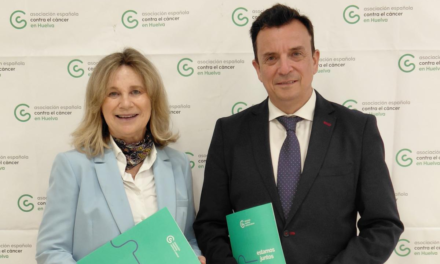 La Fundación Caja Rural del Sur apoya un proyecto de investigación de la AECC en Huelva