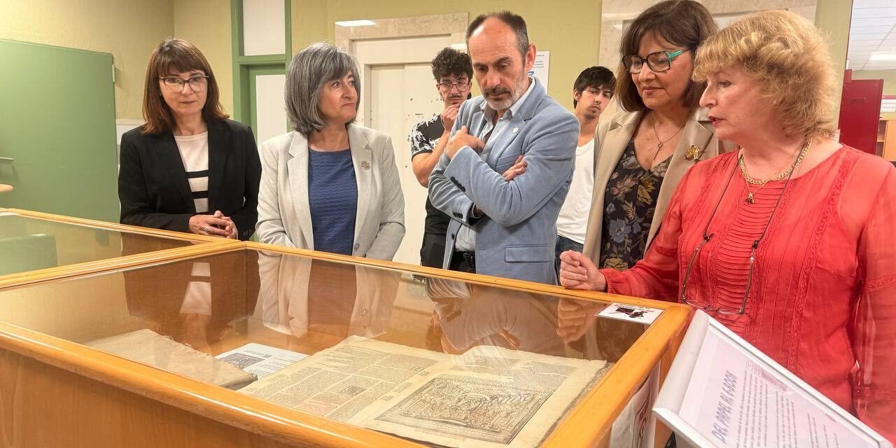 La Biblioteca de la UHU muestra la evolución del libro con la exposición ‘Del papel al e-book’