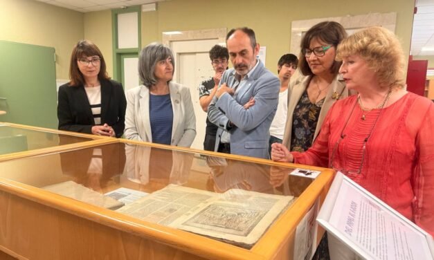 La Biblioteca de la UHU muestra la evolución del libro con la exposición ‘Del papel al e-book’