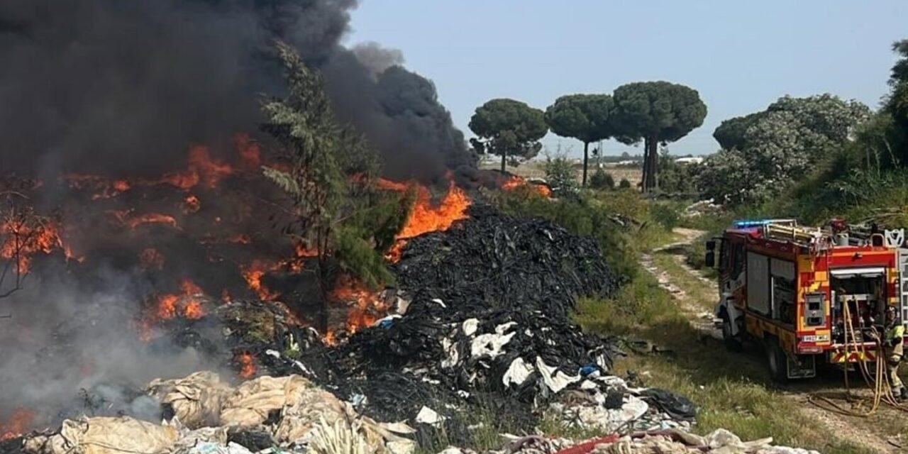Incendio en Almonte con «humo potencialmente tóxico» por plásticos