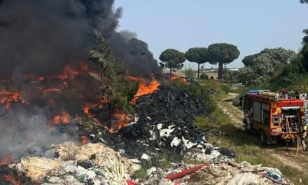 Incendio en Almonte con «humo potencialmente tóxico» por plásticos