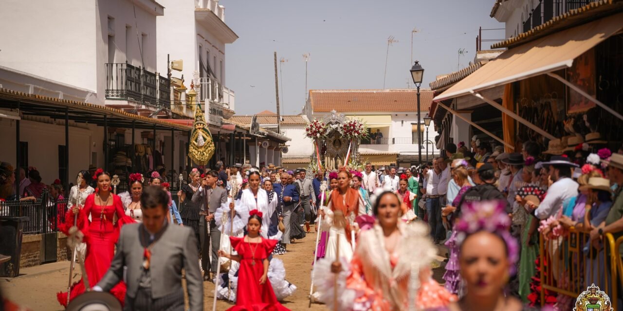 El desfile de hermandades enaltece la devoción rociera