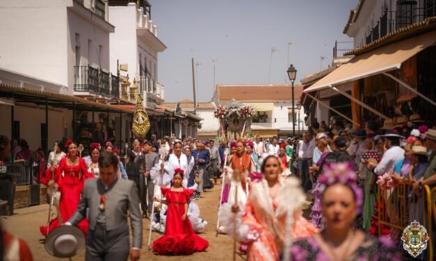 El desfile de hermandades enaltece la devoción rociera