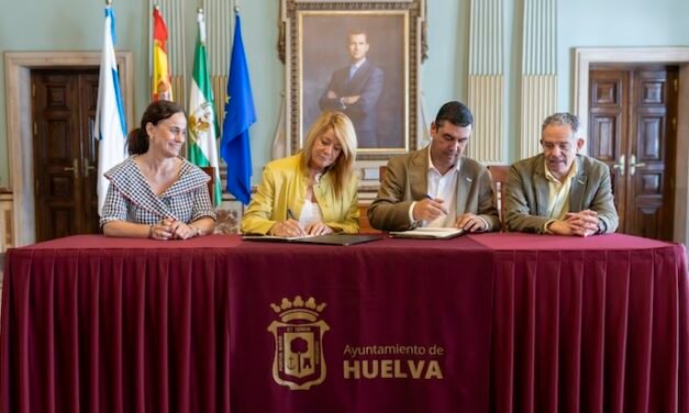 El Ayuntamiento de Huelva renueva su compromiso con el Congreso de Frutos Rojos