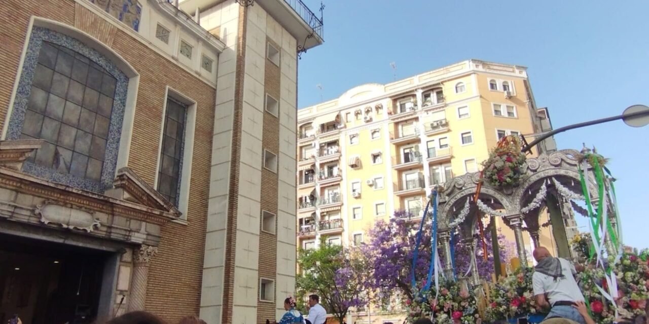 Miles de onubenses arropan a la Hermandad de Huelva en su despedida de la ciudad