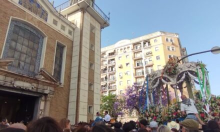 Miles de onubenses arropan a la Hermandad de Huelva en su despedida de la ciudad