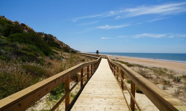 La pasarela entre Mazagón y la playa del Parador es ya una realidad