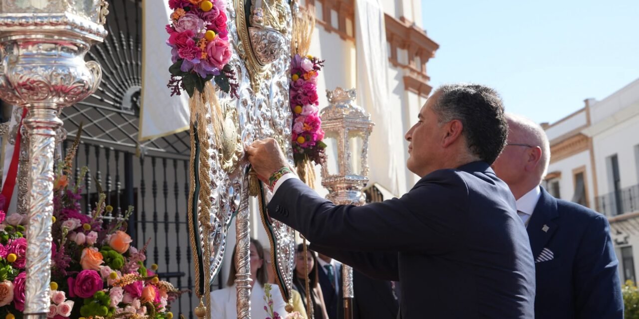 Moguer entrega a su Hermandad del Rocío la Medalla de Oro de la Ciudad