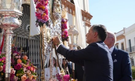 Moguer entrega a su Hermandad del Rocío la Medalla de Oro de la Ciudad