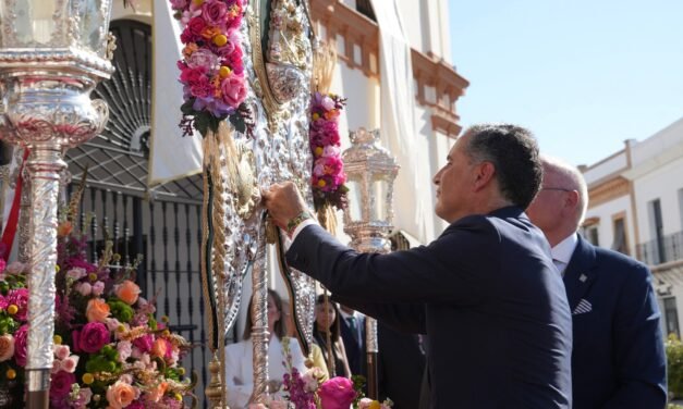 Moguer entrega a su Hermandad del Rocío la Medalla de Oro de la Ciudad