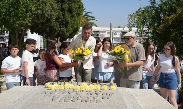 Poemas y flores amarillas para conmemorar el aniversario de la muerte de Juan Ramón