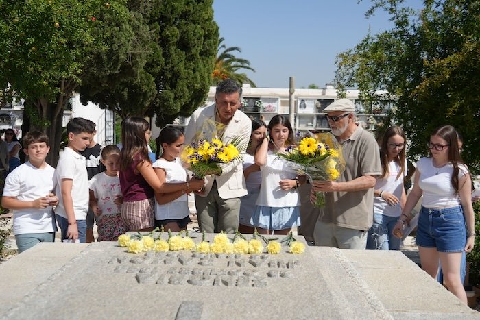 Poemas y flores amarillas para conmemorar el aniversario de la muerte de Juan Ramón