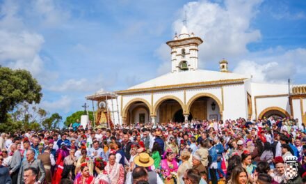 Triunfal recorrido de la Virgen de Montemayor en un recinto romero repleto de fieles