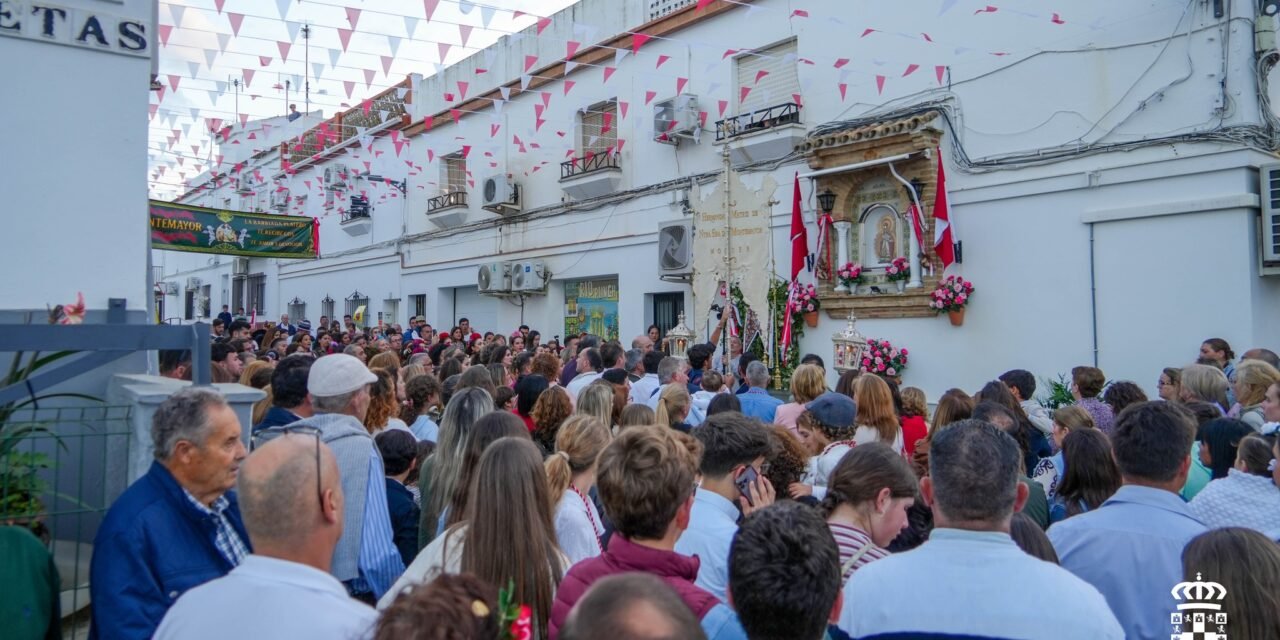 El pregón de Pepelu Bonaño y los rosarios de azulejos anticipan la romería de Montemayor