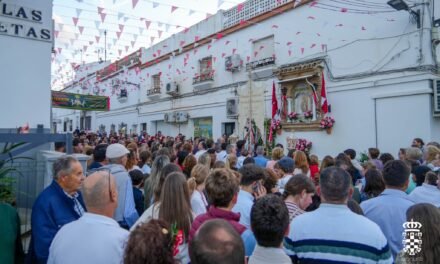 El pregón de Pepelu Bonaño y los rosarios de azulejos anticipan la romería de Montemayor