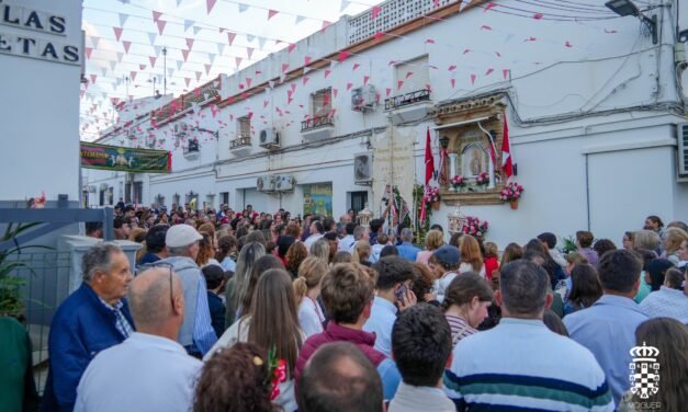 El pregón de Pepelu Bonaño y los rosarios de azulejos anticipan la romería de Montemayor