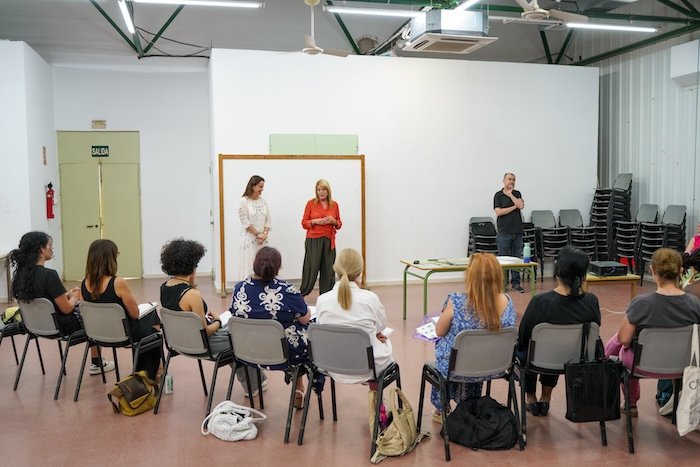 Más de 20 onubenses participan en el taller de Lengua de Signos municipal