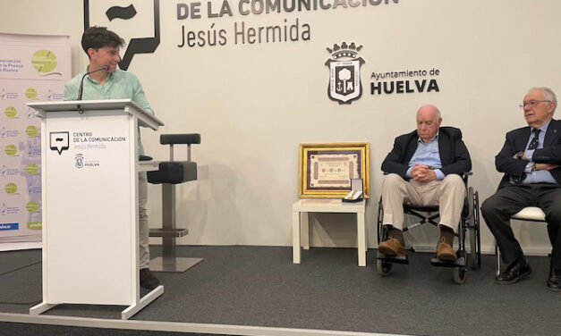 Vicente Quiroga recibe el reconocimiento de los periodistas a su trayectoria