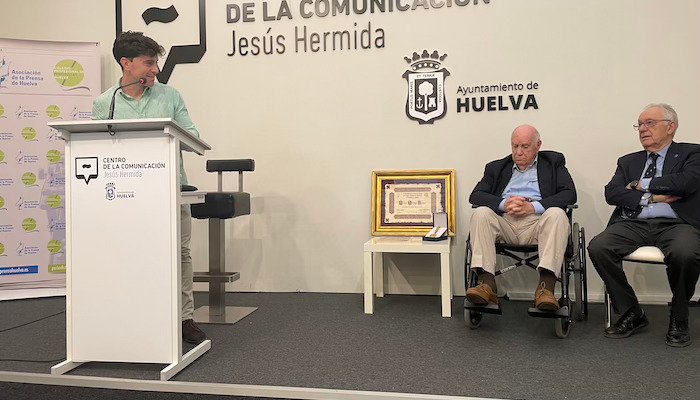 Vicente Quiroga recibe el reconocimiento de los periodistas a su trayectoria