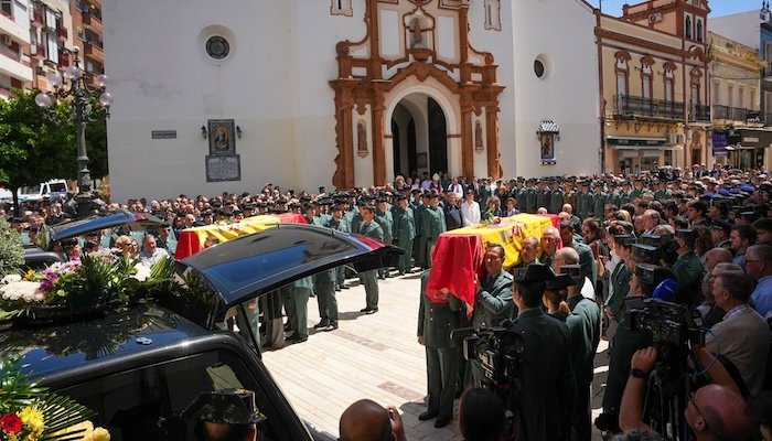 Huelva arropa a la Guardia Civil en la despedida de los agentes fallecidos