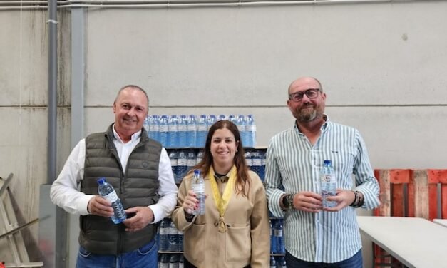 La CR Palos entrega 1.500 botellas de agua a la Hermandad del Rocío de Palos