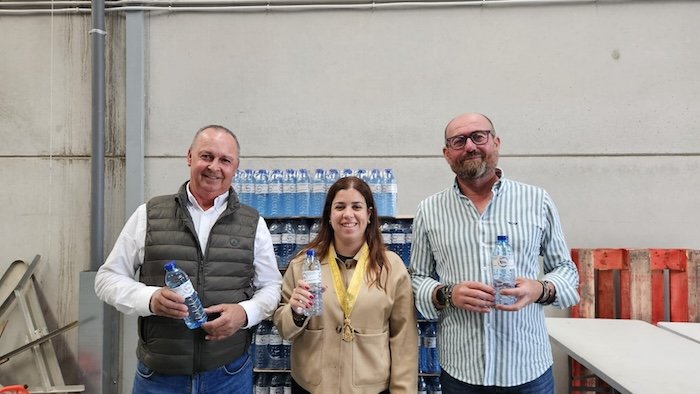 La CR Palos entrega 1.500 botellas de agua a la Hermandad del Rocío de Palos