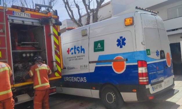Afectado un hombre por inhalación de humo tras el incendio de una vivienda en Nerva