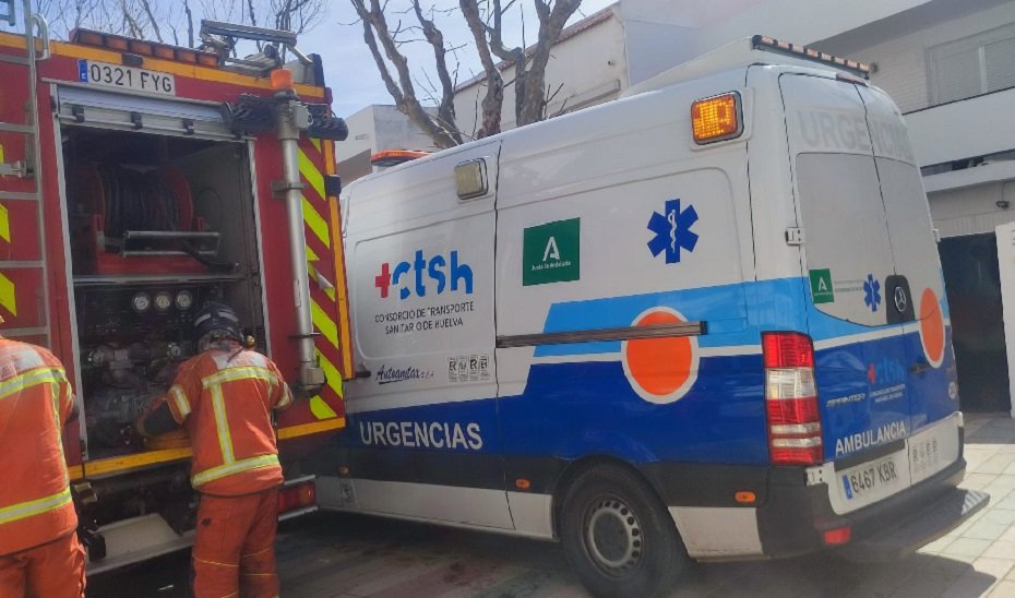 Afectado un hombre por inhalación de humo tras el incendio de una vivienda en Nerva