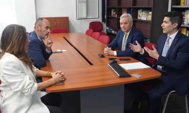 Los impulsores del aeropuerto Cristóbal Colón muestran el proyecto a la Universidad de Huelva