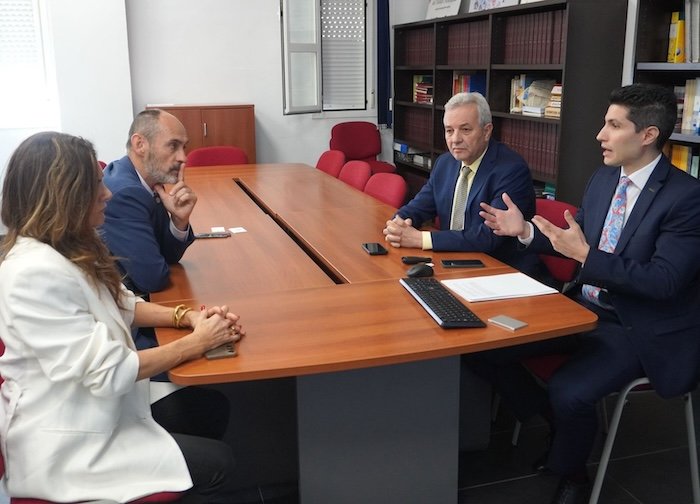 Los impulsores del aeropuerto Cristóbal Colón muestran el proyecto a la Universidad de Huelva
