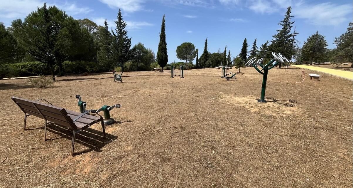 El Campillo mejora su Parque de Los Cipreses y la piscina