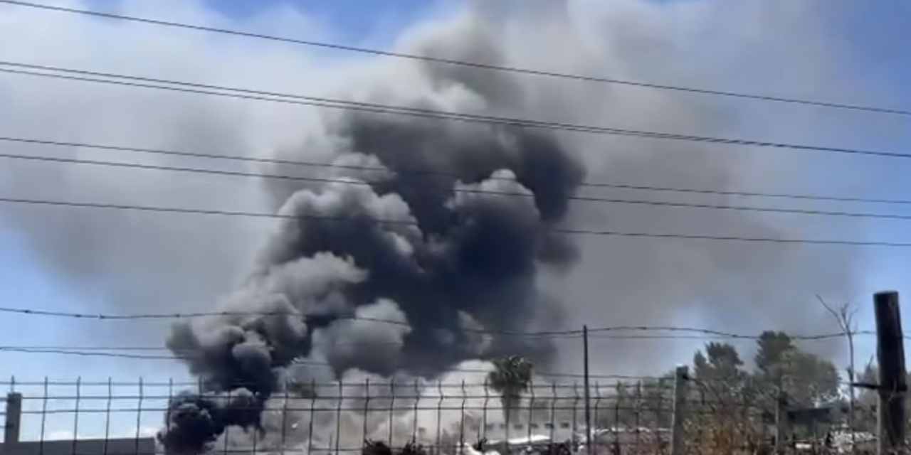 Un incendio en un picadero obliga a cortar durante horas la carretera de La Ribera
