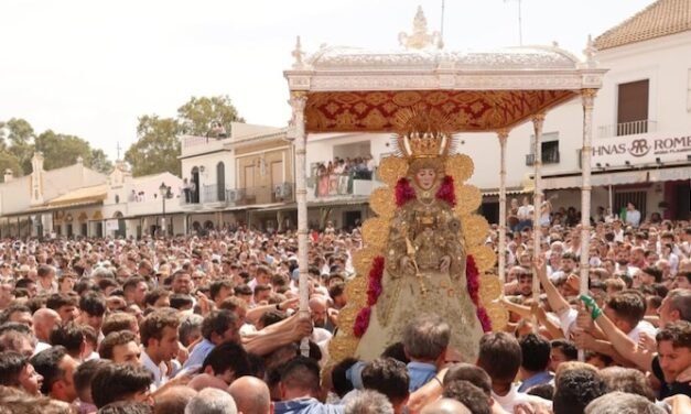 La Virgen del Rocío vuelve a llenar de emoción a decenas de miles de devotos