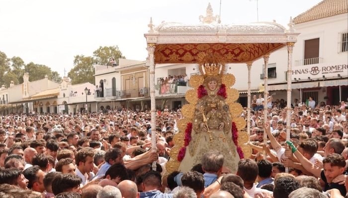 La Virgen del Rocío vuelve a llenar de emoción a decenas de miles de devotos