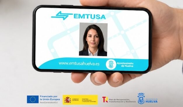 Huelva estrena una App pionera para viajar en Emtusa con el móvil y compartir saldo entre usuarios