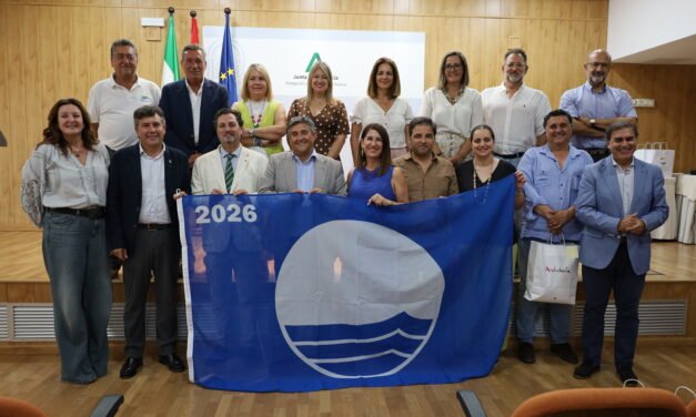 La Junta entrega las 21 Banderas Azules concedidas a la provincia