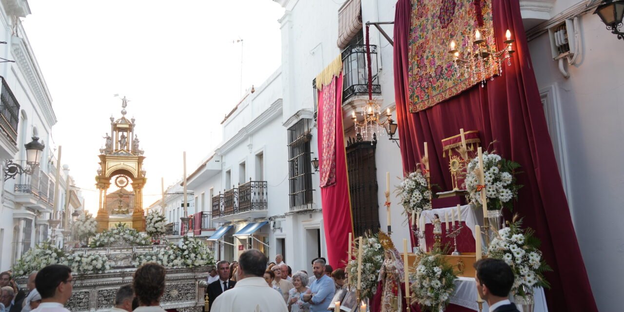 El Corpus atrae a numerosos fieles en Moguer y Mazagón