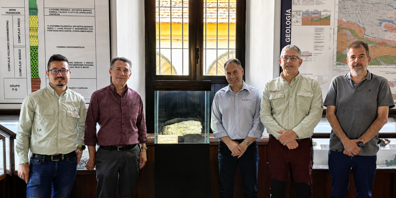 Sandfire Matsa dona una muestra de mineral de Aguas Teñidas al Museo Minero de Riotinto