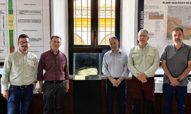 Sandfire Matsa dona una muestra de mineral de Aguas Teñidas al Museo Minero de Riotinto