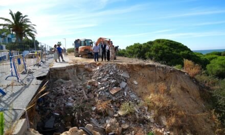 Comienza la reparación del socavón de la calle Isla del Gallo en Mazagón