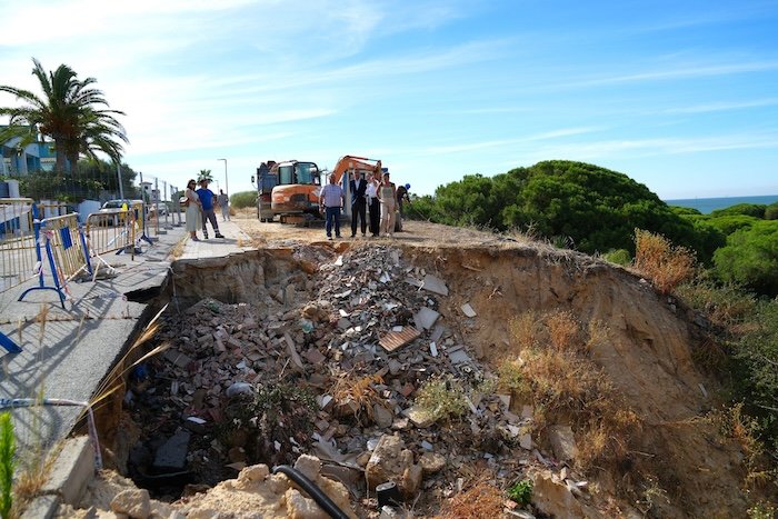 Comienza la reparación del socavón de la calle Isla del Gallo en Mazagón